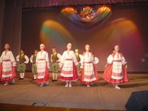 И еще один танец-поздравление