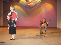 Лариса Алексеевна прочитала потрясающее стихотворение, а&nbsp;аккомпанировал ей ее сын&nbsp;— Илья Ильин, который играл на&nbsp;гитаре