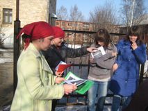 Агитбригада раздавала всем курящим листовки...
